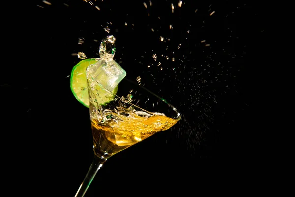 Verfrissend Drankje Geserveerd Cocktailglas Ijskoude Spetterende Beweging — Stockfoto