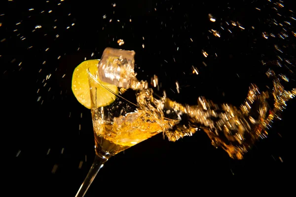 Verfrissend Drankje Geserveerd Cocktailglas Ijskoude Spetterende Beweging — Stockfoto