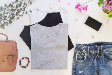 Boş tişörtler, kot pantolonlar, akıllı telefonlar, kulaklıklar, çanta, spor ayakkabılar, süblimleşme baskıları için dekor