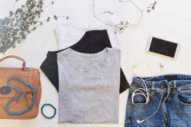 Boş tişörtler, kot pantolonlar, akıllı telefonlar, kulaklıklar, çanta, spor ayakkabılar, süblimleşme baskıları için dekor