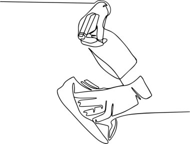 Bir masayı mikrofiber bezle temizleyip siliyorum.