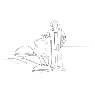 Çuvalların yanında duran olgun çiftçi.