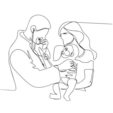 Çocuk doktoru. Annesinin kucağına aldığı bebeği kontrol et.