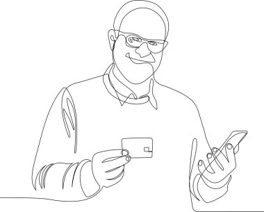 Kredi kartı olan neşeli yaşlı bir adam.