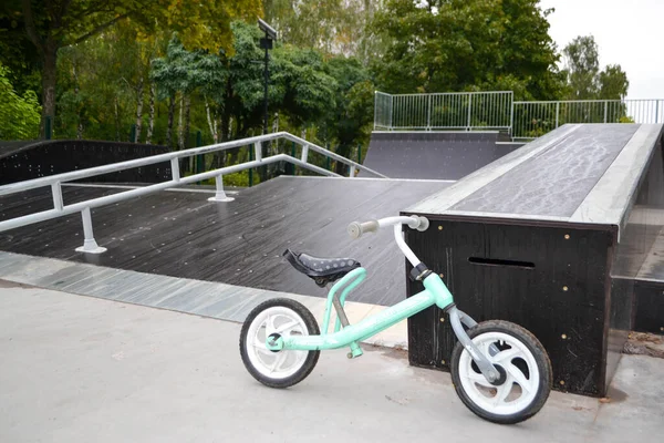 Skatepark rampy v parku na podzim — Stock fotografie