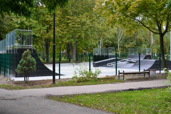 Skatepark rampy v parku na podzim — Stock fotografie