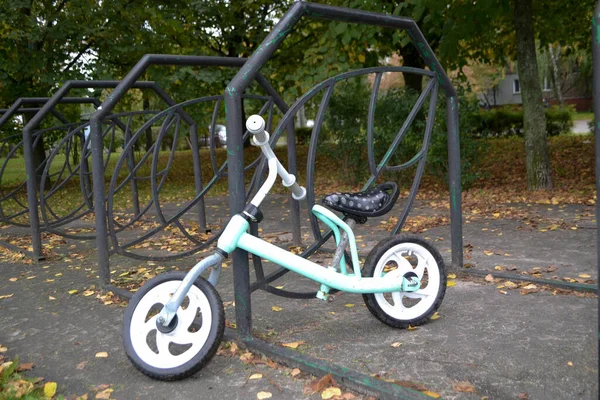 Barncykel i höstparken på cykel parkeringsplats — Stockfoto
