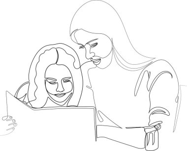 Anne ve küçük kız kitap okuyorlar.