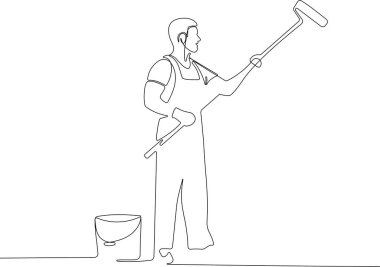 İnsan eli boya fırçalarını boya kutusuyla tutar.