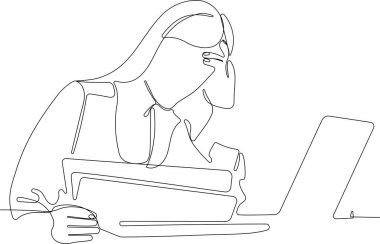 Genç adamın ev ofisinin tek bir çizgisi.