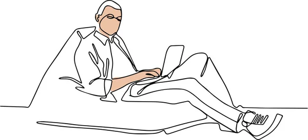 Jeune homme utilisant un ordinateur portable sur le canapé à la maison — Image vectorielle