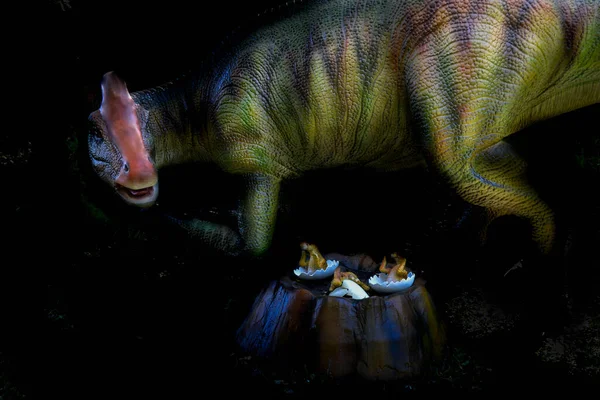 闇の中の恐竜の頭 — ストック写真