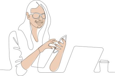  Laptop kullanan odaklanmış genç bir kadın