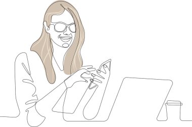  Laptop kullanan odaklanmış genç bir kadın