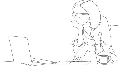  Laptop kullanan odaklanmış genç bir kadın