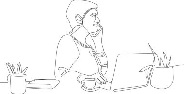  Laptop kullanan odaklanmış genç bir kadın