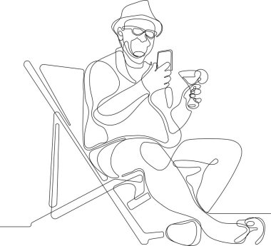 Yaşlı adam plaj koltuğunda uyumaktan zevk alıyor.