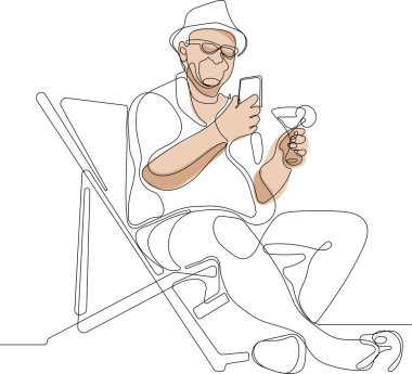 Yaşlı adam plaj koltuğunda uyumaktan zevk alıyor.