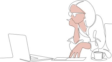  Laptop kullanan odaklanmış genç bir kadın