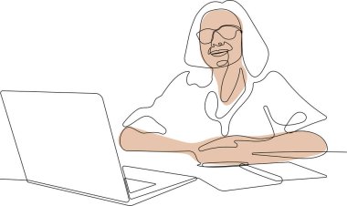  Laptop kullanan odaklanmış genç bir kadın