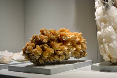 Tuz kristalleri kümesi. Tuz kristalleri büyüyor. Tuz kristalizasyonu. Benimki kaya tuzu.