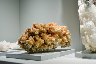 Tuz kristalleri kümesi. Tuz kristalleri büyüyor. Tuz kristalizasyonu. Benimki kaya tuzu.