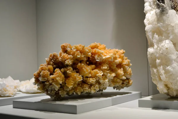 Tuz kristalleri kümesi. Tuz kristalleri büyüyor. Tuz kristalizasyonu. Benimki kaya tuzu.