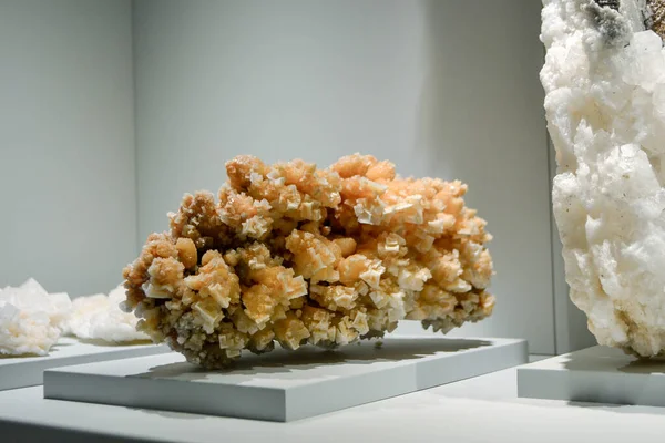 Tuz kristalleri kümesi. Tuz kristalleri büyüyor. Tuz kristalizasyonu. Benimki kaya tuzu.