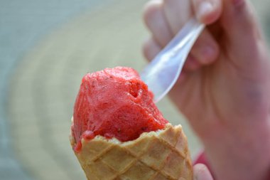 Ahududu dondurmalı taze waffle külahı tutuyorum.