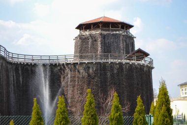 WIELICZKA, POLAND - 2 Mayıs 2022: Mezuniyet kulesi, Krakow yakınlarındaki tatil köyünde büyük bir inhalatorium. Tuz konsantrasyonunu artırmak için odun ve yamaç dallarından oluşur. Yüksek kalite fotoğraf