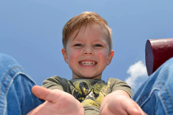 Lächelnder Kleiner Junge Der Einem Warmen Frühlingstag Die Kamera Blickt — Stockfoto