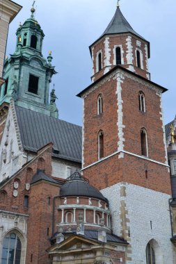 Krakow, Polonya 'daki Wawel şatosunun içindeki kilisenin çan kulesi. Kraliyet sarayı. Yaz zamanı. Yüksek kalite fotoğraf
