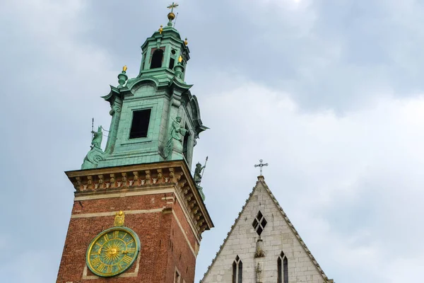 Krakow, Polonya 'daki Wawel şatosunun içindeki kilisenin çan kulesi. Kraliyet sarayı. Yaz zamanı. Yüksek kalite fotoğraf