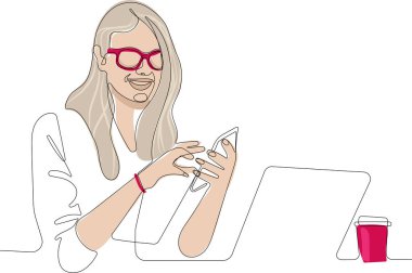 Kredi memuru banka müşterisiyle görüşüyor.