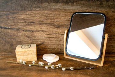 Yağlı, ballı, limonlu ya da limonlu şişelerin sürekli çizimi ve doğal bitkisel cilt bakım ürünleriyle vücut bakımı, malzemelerin üst görünümü.. 