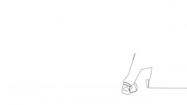 70 'lerin yaşlı, gözlüklü büyükbabasının klasik koltukta otururken çekilmiş bir portresi. Avrupalı erkek, kır evinde poz veriyor. Yüksek kalite 4k görüntü