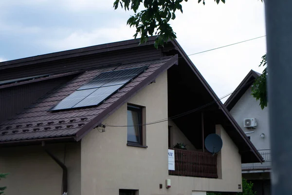 Historisches Bauernhaus Mit Modernen Sonnenkollektoren Auf Dach Und Wand — Stockfoto