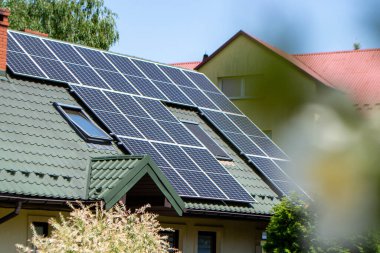 Çatı ve duvar üzerinde modern güneş panelleri olan tarihi çiftlik evi.