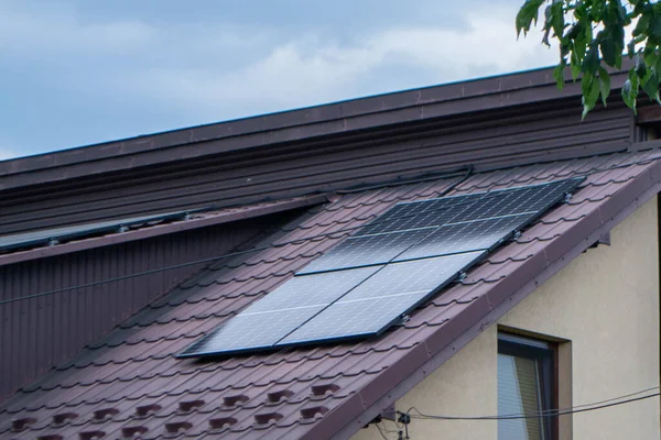 Historisches Bauernhaus Mit Modernen Sonnenkollektoren Auf Dach Und Wand — Stockfoto