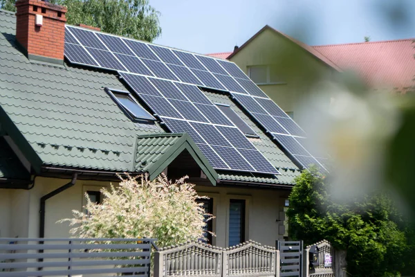 Casa Campo Histórica Con Paneles Solares Modernos Techo Pared Foto — Foto de Stock