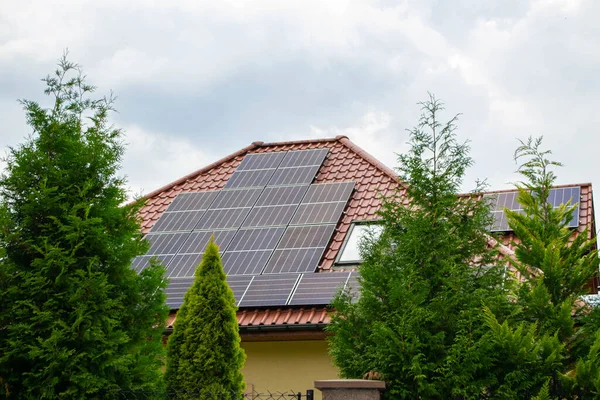 Casa Histórica Fazenda Com Painéis Solares Modernos Telhado Parede Foto — Fotografia de Stock