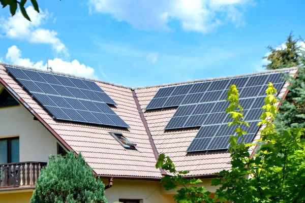 Historische Boerderij Met Moderne Zonnepanelen Dak Muur Hoge Kwaliteit Foto — Stockfoto