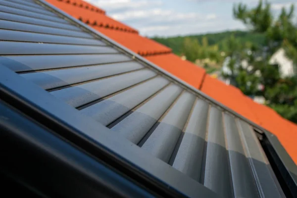 屋顶和墙壁上有现代太阳能电池板的历史悠久的农舍 — 图库照片