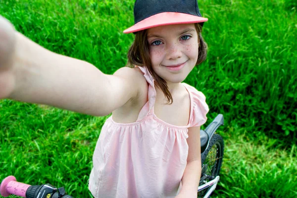 Child Girl Has Damaged Bicycle Wheel Making Repairs Photo Processing — Stock Photo, Image