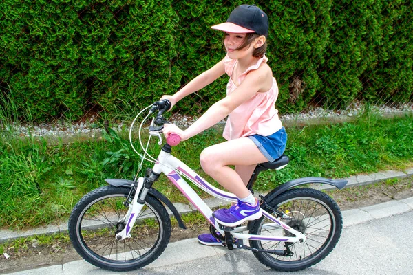 Dziewczynka Uszkodziła Koło Rowerowe Naprawia Zdjęcie Bez Przetwarzania Wysokiej Jakości — Zdjęcie stockowe