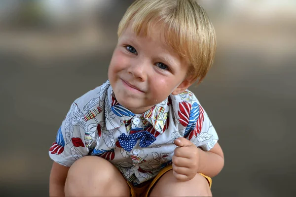 Blonder Junge Jahre Alt Spielt Auf Einem Kinderspielplatz Und Hat — Stockfoto