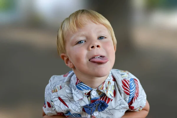 Blonder Junge Jahre Alt Spielt Auf Einem Kinderspielplatz Und Hat — Stockfoto