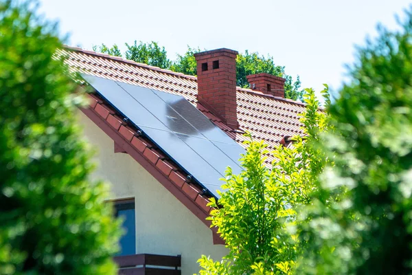 Hausdach Mit Photovoltaikmodulen Historisches Bauernhaus Mit Modernen Sonnenkollektoren Auf Dach — Stockfoto