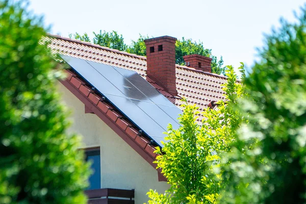 Techo Casa Con Módulos Fotovoltaicos Casa Campo Histórica Con Paneles —  Fotos de Stock