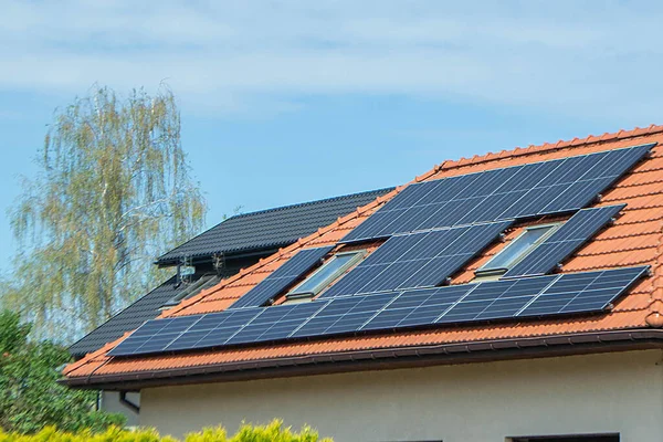 Casa Telhado Com Módulos Fotovoltaicos Casa Histórica Fazenda Com Painéis — Fotografia de Stock